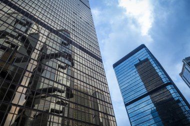 Modern gökdelenlerin mavi gökyüzüne karşı alt görünümü