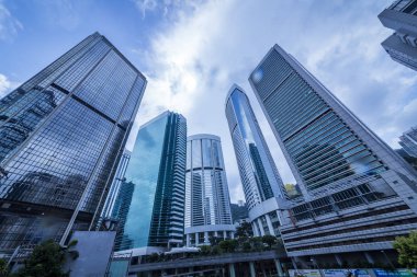 Modern gökdelenlerin mavi gökyüzüne karşı alt görünümü