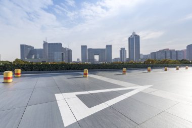 Panoramik siluet ve boş yolu, boş beton zemini olan modern iş binaları.