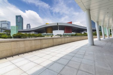 Panoramik siluet ve boş yolu, boş beton zemini olan modern iş binaları.