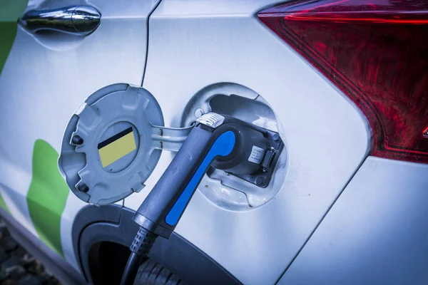 Elektrikli araba aküsünü şarj ediyorum.