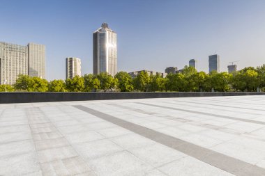 Panoramik siluet ve boş yolu, boş beton zemini olan modern iş binaları.