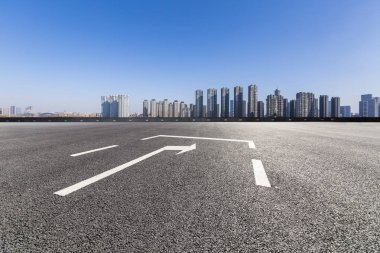 Panoramik siluet ve boş yolu, boş beton zemini olan modern iş binaları.