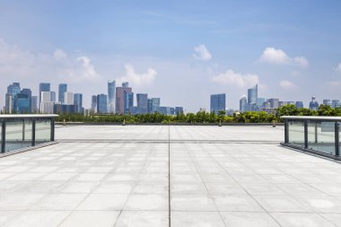 Panoramik siluet ve boş yolu, boş beton zemini olan modern iş binaları.