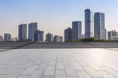 Panoramik siluet ve boş yolu, boş beton zemini olan modern iş binaları.