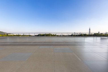 Panoramik siluet ve boş yolu, boş beton zemini olan modern iş binaları.