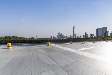 Panoramik siluet ve boş yolu, boş beton zemini olan modern iş binaları.