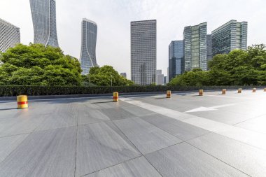 Panoramik siluet ve boş yolu, boş beton zemini olan modern iş binaları.