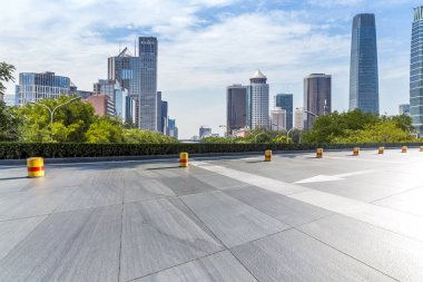 Panoramik siluet ve boş yolu, boş beton zemini olan modern iş binaları.
