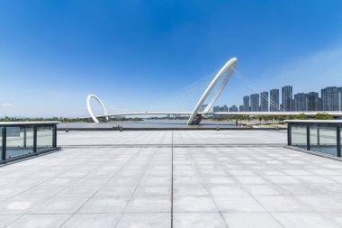 Panoramik siluet ve boş yolu, boş beton zemini olan modern iş binaları.