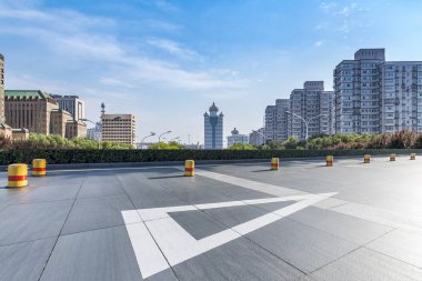 Panoramik siluet ve boş yolu, boş beton zemini olan modern iş binaları.