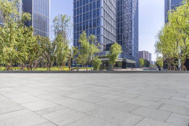 Panoramik siluet ve boş yolu, boş beton zemini olan modern iş binaları.