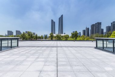 Panoramik siluet ve boş yolu, boş beton zemini olan modern iş binaları.