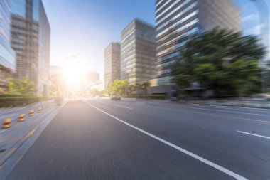 Panoramik siluet ve boş yolu, boş beton zemini olan modern iş binaları.