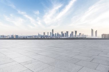 Panoramik siluet ve boş yolu, boş beton zemini olan modern iş binaları.