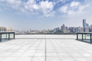 Panoramik siluet ve boş yolu, boş beton zemini olan modern iş binaları.