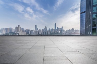 Panoramik siluet ve boş yolu, boş beton zemini olan modern iş binaları.