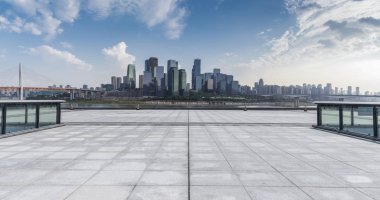 Panoramik siluet ve boş yolu, boş beton zemini olan modern iş binaları.