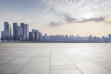 Panoramik siluet ve boş yolu, boş beton zemini olan modern iş binaları.