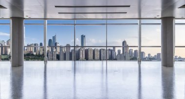 Panoramik manzarası ve binalardan cam pencere 