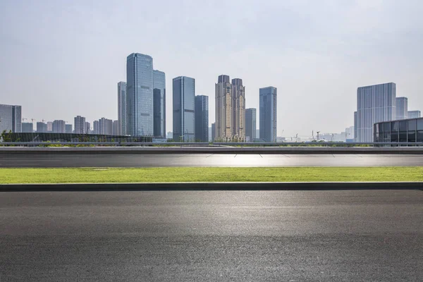 Skyline Panorámico Modernos Edificios Oficinas Negocios Con Camino Vacío Piso — Foto de Stock