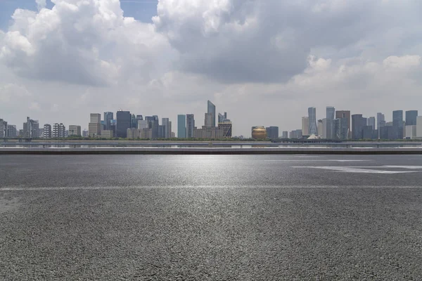 Panoramik Siluet Boş Yolu Boş Beton Zemini Olan Modern Binaları — Stok fotoğraf