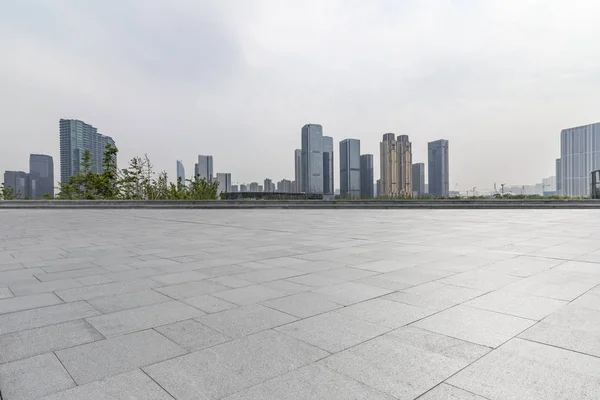 Panoramik Siluet Boş Yolu Boş Beton Zemini Olan Modern Binaları — Stok fotoğraf