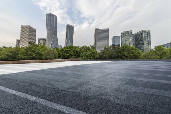 Skyline Panorâmico Modernos Edifícios Escritórios Negócios Com Estrada Vazia Piso — Fotografia de Stock