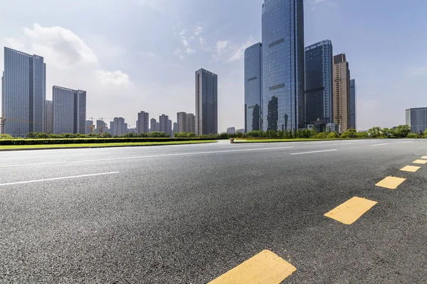 Skyline Panorámico Modernos Edificios Oficinas Negocios Con Camino Vacío Piso — Foto de Stock