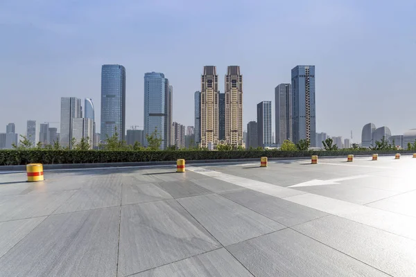 Panoramik Siluet Boş Yolu Boş Beton Zemini Olan Modern Binaları — Stok fotoğraf