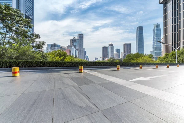 Panoramik siluet ve boş yolu, boş beton zemini olan modern iş binaları.