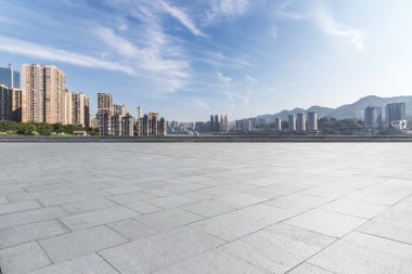 Panoramik siluet ve boş yolu, boş beton zemini olan modern iş binaları.