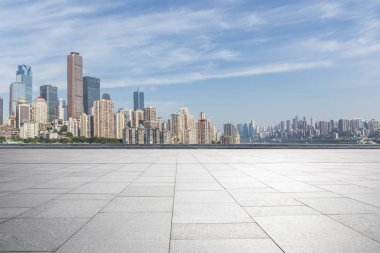Panoramik siluet ve boş yolu, boş beton zemini olan modern iş binaları.