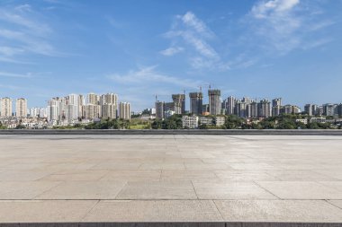Panoramik siluet ve boş yolu, boş beton zemini olan modern iş binaları.
