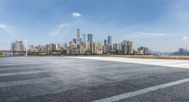 Panoramik siluet ve boş yolu, boş beton zemini olan modern iş binaları.