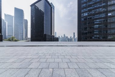 Panoramik siluet ve boş yolu, boş beton zemini olan modern iş binaları.