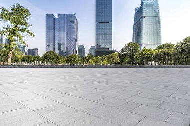 Panoramik siluet ve boş yolu, boş beton zemini olan modern iş binaları.