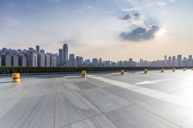 Panoramik siluet ve boş yolu, boş beton zemini olan modern iş binaları.