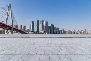 Panoramik siluet ve boş yolu, boş beton zemini olan modern iş binaları.