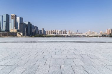 Panoramik siluet ve boş yolu, boş beton zemini olan modern iş binaları.
