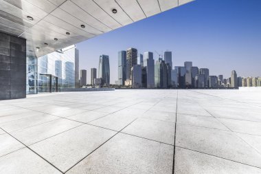 Panoramik siluet ve boş yolu, boş beton zemini olan modern iş binaları.