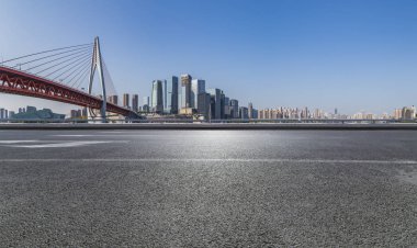 Panoramik siluet ve boş yolu, boş beton zemini olan modern iş binaları.