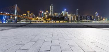 Panoramik siluet ve boş yolu, boş beton zemini olan modern iş binaları.