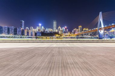 Panoramik siluet ve boş yolu, boş beton zemini olan modern iş binaları.