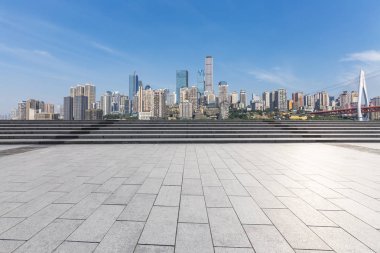 Panoramik siluet ve boş yolu, boş beton zemini olan modern iş binaları.