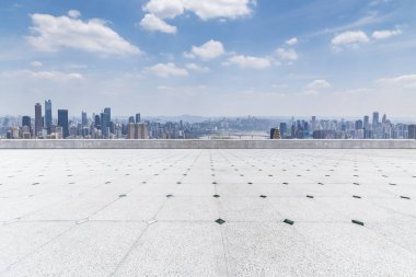 Panoramik siluet ve boş yolu, boş beton zemini olan modern iş binaları.