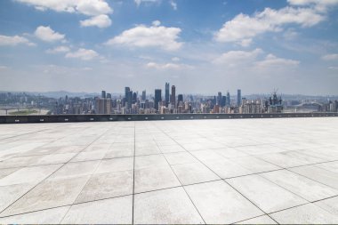 Panoramik siluet ve boş yolu, boş beton zemini olan modern iş binaları.