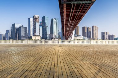 Panoramik siluet ve boş yolu, boş beton zemini olan modern iş binaları.