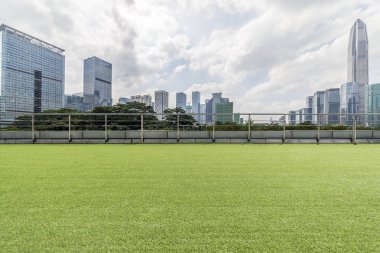 Panoramik siluet ve boş yolu, boş beton zemini olan modern iş binaları.