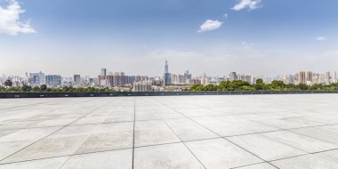 Panoramik siluet ve boş yolu, boş beton zemini olan modern iş binaları.